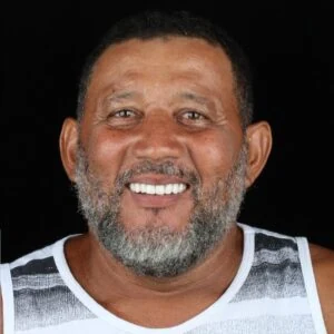 Paciente Oral Sin Barra Bonita sorrindo após tratamento