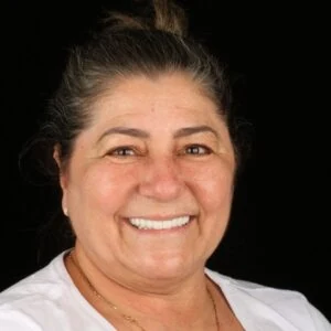 Paciente Oral Sin Barra Bonita sorrindo após tratamento